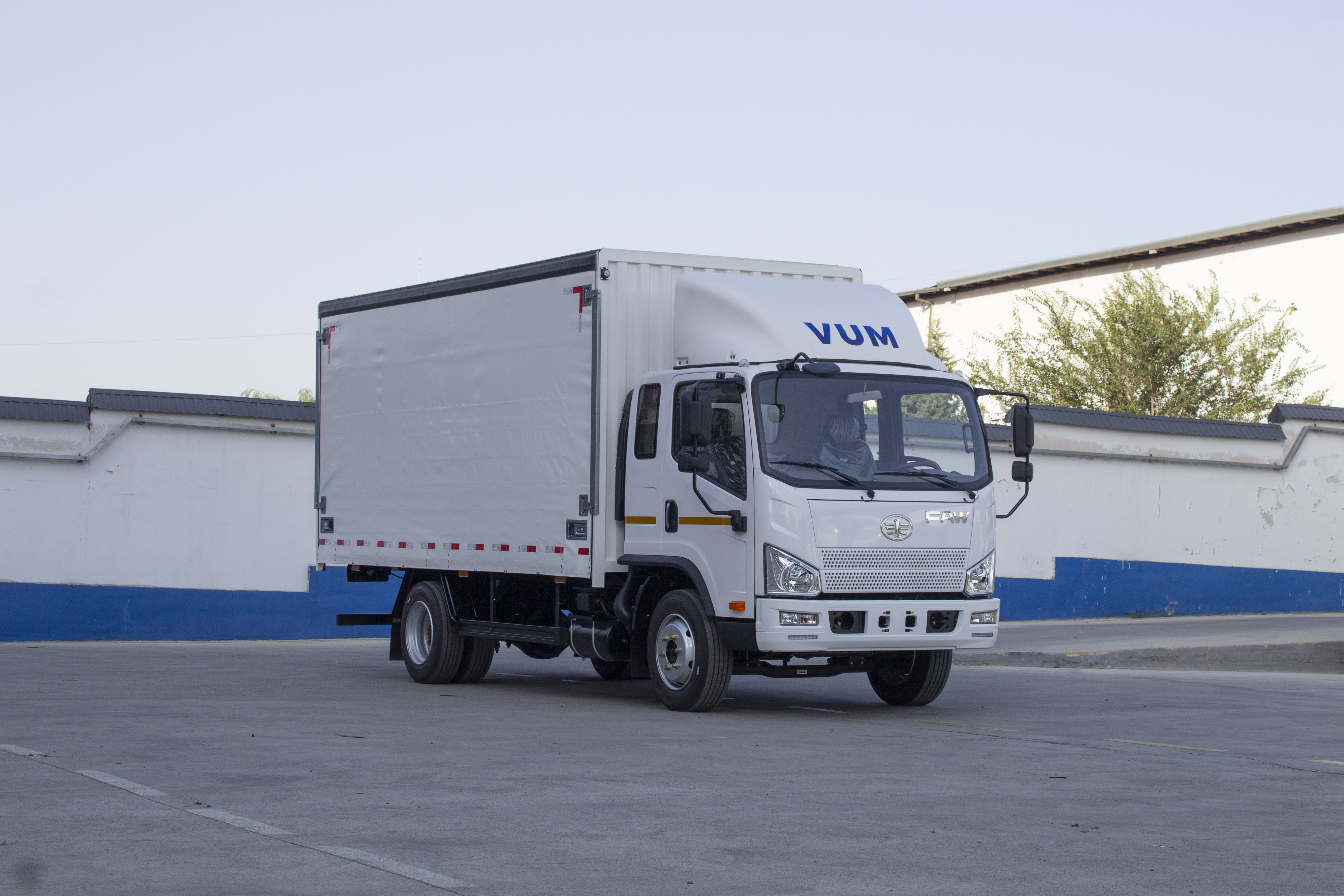 Shtorali-tentli avtofurgon FAW Tiger V (24,6 m³), VUM1110 — O‘zbekistonda yuk tashish va logistika uchun universal yechim