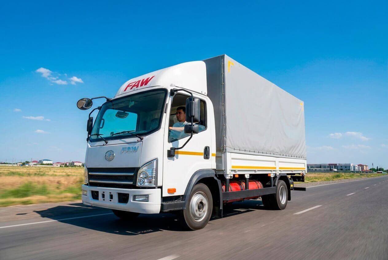 Tentli bortli avtofurgon FAW Tiger VH (19,4 m³), VUM1082 — tijorat yuk tashishlari uchun universal transport vositasi